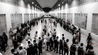 Dilansir BBC, Senin (17/3/2025), Presiden El Savador Nayib Bukele menulis di media sosial bahwa 238 anggota geng Venezuela Tren de Aragua telah tiba di negara Amerika Tengah itu bersama dengan 23 anggota geng internasional MS-13, pada Minggu (16/3) pagi.