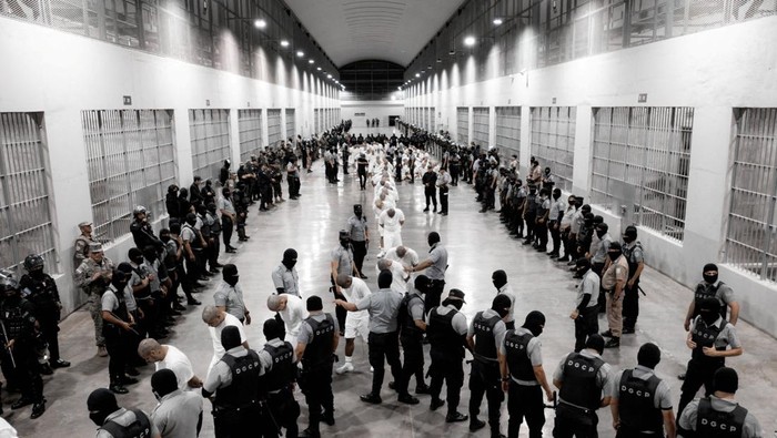 Meski Ditolak Pengadilan, Trump Kirim 238 Gangster ke Penjara El Salvador Salvadoran police officers escort alleged members of the Venezuelan gang Tren de Aragua recently deported by the U.S. government to be imprisoned in the Terrorism Confinement Center (CECOT) prison, as part of an agreement with the Salvadoran government, at the El Salvador International Airport in San Luis Talpa, El Salvador, in this handout image obtained March 16, 2025. Secretaria de Prensa de la Presidencia/Handout via REUTERS ATTENTION EDITORS - THIS IMAGE HAS BEEN SUPPLIED BY A THIRD PARTY. NO RESALES. NO ARCHIVES TPX IMAGES OF THE DAY