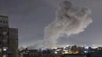Dikutip dari Reuters, Senin (17/3/20225), serangan udara tersebut, yang menurut Kementerian Kesehatan yang dipimpin Houthi menewaskan sedikitnya 53 orang, merupakan operasi militer AS terbesar di Timur Tengah sejak Presiden Donald Trump menjabat pada bulan Januari. (AP Photo/Osamah Abdulrahman)