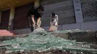 Pemimpin Houthi Abdul Malik al-Houthi mengatakan pada hari Minggu bahwa militannya akan menargetkan kapal-kapal AS di Laut Merah selama AS melanjutkan serangannya terhadap Yaman. (AP Photo/Osamah Abdulrahman)