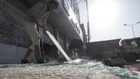 Sebelumnya, Trump mengancam kelompok Houthi setelah mereka mengancam akan melanjutkan serangan terhadap kapal yang berlayar di Laut Merah sebagai respons terhadap blokade Israel terhadap Gaza. (AP Photo/Osamah Abdulrahman)