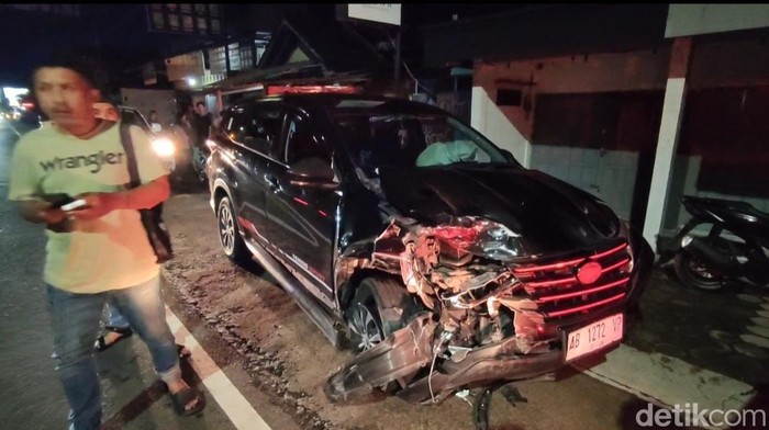 Mobil ringsek usai terlibat kecelakaan di Jalan Wates, Kulon Progo, Minggu (16/3/2025).