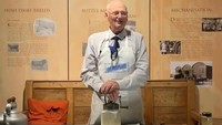 Mendiang Don Humphrey merupakan salah satu pemandu museum yang populer dan kerap mendemokan aksi membuat mentega segar. Saking cintanya pada mentega, akhir hayatnya dihabiskan untuk mengabdi pada museum ini. Foto: Instagram/thebuttermuseum