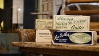 Kemasan berdesain klasik masih disusun dengan apik di sini. Tak hanya mentega lokal, tetapi mentega kuno dari Irlandia sekalipun disimpan jejaknya di The Butter Museum. Foto: Instagram/thebuttermuseum