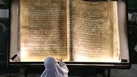 Pengunjung melihat Al-Quran kuno yang ditulis tangan saat pameran warisan intelektual ulama nusantara di Masjid Nasional Al Akbar, Surabaya, Jawa Timur, Minggu (16/3/2025).