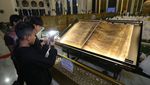 Masjid Al Akbar Surabaya Pamerkan Al-Quran Kuno Tulisan Tangan