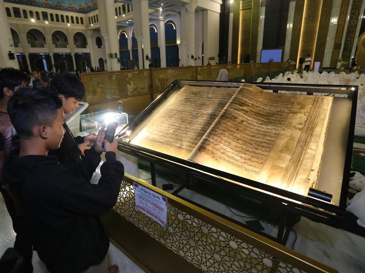 Masjid Al Akbar Surabaya Pamerkan Al-Quran Kuno Tulisan Tangan