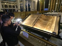 Masjid Al Akbar Surabaya Pamerkan Al-Quran Kuno Tulisan Tangan