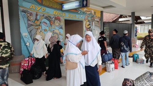 Para santri saat tiba di Terminal Tipe A Mengwi, Badung, pada Senin (17/3/2025). (Ahmad Firizqi Irwan/detikBali)