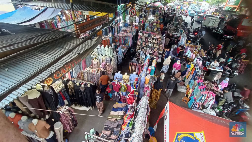 Pasar Tanah Abang kembali ramai jelang Idul Fitri pada Senin (17/3/2025). (CNBC Indonesia/Ferry Sandi)