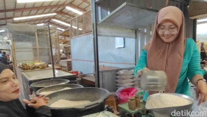 Pedagang beras di Pasar Pengging, Banyudono, Boyolali, Senin (17/3/2025).