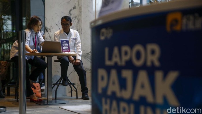 Warga memanfaatkan layanan pojok pajak untuk pelaporan SPT tahunan. SPT Tahunan deadline jatuh pada 31 Maret 2025.