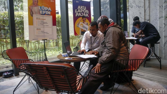 Pekerja Manfaatkan Pojok Pajak untuk Lapor SPT Tahunan Warga memanfaatkan layanan pojok pajak untuk pelaporan SPT tahunan. SPT Tahunan deadline jatuh pada 31 Maret 2025.
