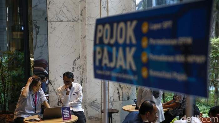 Warga memanfaatkan layanan pojok pajak untuk pelaporan SPT tahunan. SPT Tahunan deadline jatuh pada 31 Maret 2025.