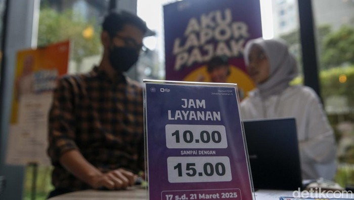Pekerja Manfaatkan Pojok Pajak untuk Lapor SPT Tahunan Warga memanfaatkan layanan pojok pajak untuk pelaporan SPT tahunan. SPT Tahunan deadline jatuh pada 31 Maret 2025.