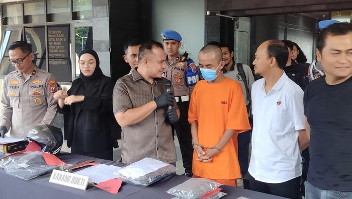 Pelaku saat dihadirkan dalajumpa pers di Polresta Malang