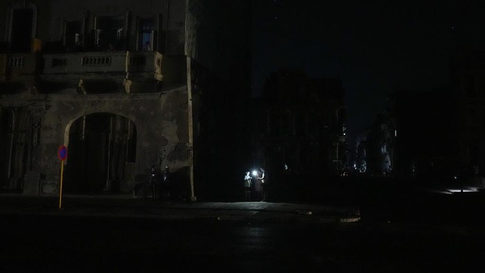 Pemadaman Listrik Tanpa Akhir di Kuba Residents drive their vehicles along the Malecon during a general blackout in Havana, Saturday, March 15, 2025. (AP Photo/Ramon Espinosa)