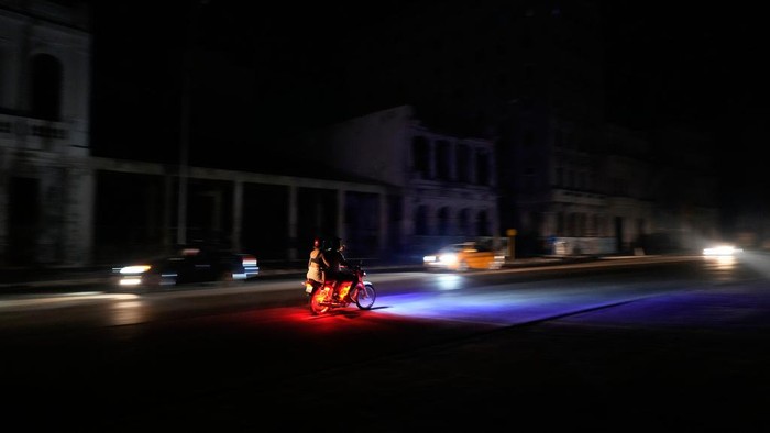 Residents drive their vehicles along the Malecon during a general blackout in Havana, Saturday, March 15, 2025. (AP Photo/Ramon Espinosa)