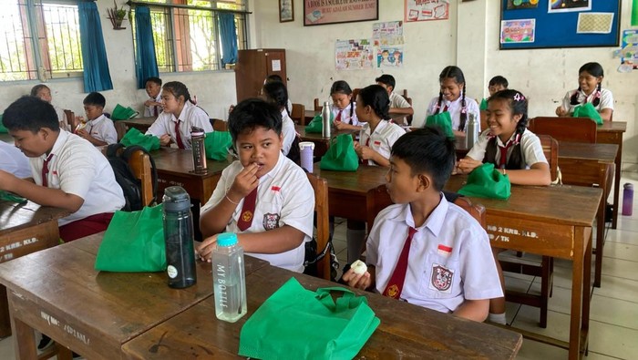 Pembagian paket biskuit hingga telur program MBG di dua SD di Kerobokan Kelod, Badung, Senin (17/3/2025). (Dok. Disdikpora Badung)