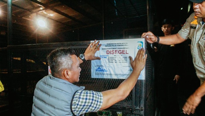 Pemkot Bogor menyegel 2 kafe yang tetap buka selama Ramadan dan menjual miras.