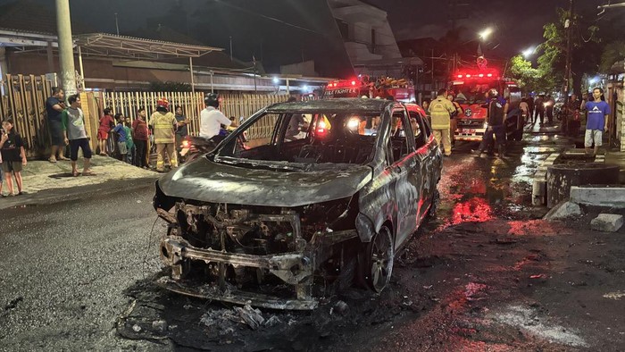 Penampakan Avanza di Surabaya ludes terbakar
