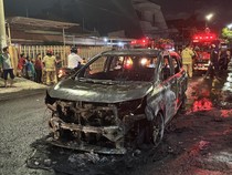Diduga Korsleting, Avanza Ludes Terbakar di Pucang Sewu Surabaya