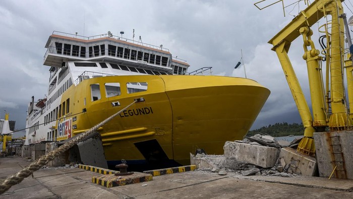 Kondisi jembatan bergerak usai ditabrak KMP Portlink III yang akan bersandar di Dermaga Eksekutif Pelabuhan Merak, Kota Cilegon, Banten, Senin (17/3/2025). Insiden itu mengakibatkan sejumlah bagian jembatan bergerak (moveable bridge) di dermaga tersebut mengalami kerusakan sehingga layanan kapal feri ekspres ditutup sementara. ANTARA FOTO/Angga Budhiyanto/nym.