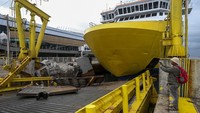 KMP Portlink III yang akan bersandar menabrak dermaga di Dermaga Eksekutif Pelabuhan Merak, Kota Cilegon, Banten, Senin (17/3/2025).