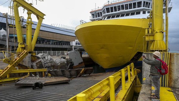 Penampakan Kapal Tabrak Dermaga Eksekutif Pelabuhan Merak