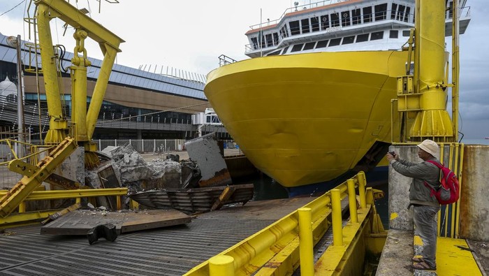 Penampakan Kapal Tabrak Dermaga Eksekutif Pelabuhan Merak Kondisi jembatan bergerak usai ditabrak KMP Portlink III yang akan bersandar di Dermaga Eksekutif Pelabuhan Merak, Kota Cilegon, Banten, Senin (17/3/2025). Insiden itu mengakibatkan sejumlah bagian jembatan bergerak (moveable bridge) di dermaga tersebut mengalami kerusakan sehingga layanan kapal feri ekspres ditutup sementara. ANTARA FOTO/Angga Budhiyanto/nym.