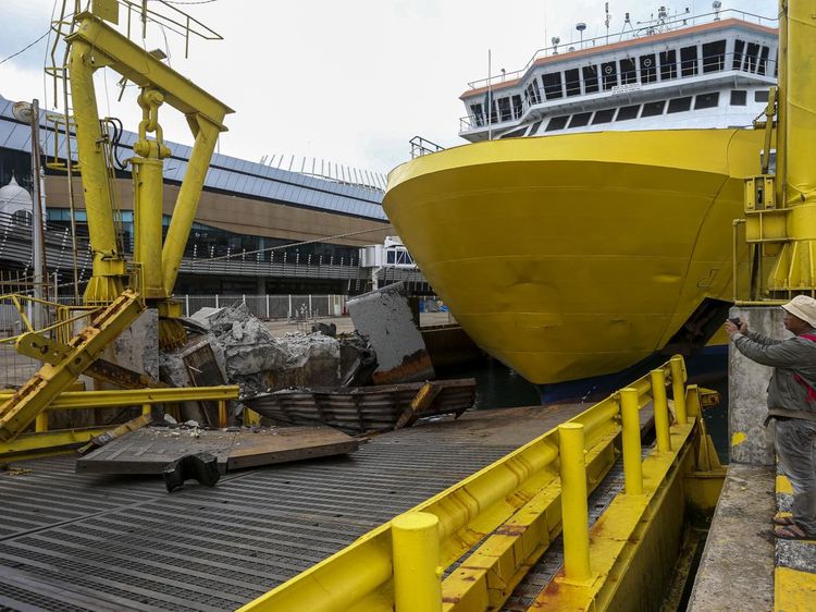 Penampakan Kapal Tabrak Dermaga Eksekutif Pelabuhan Merak
