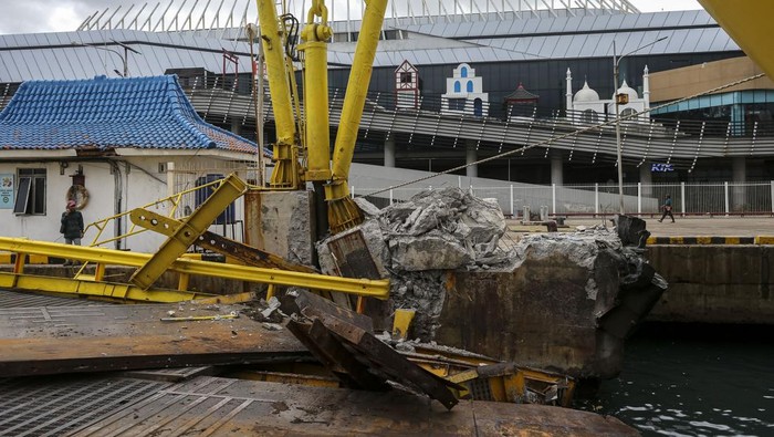Kondisi jembatan bergerak usai ditabrak KMP Portlink III yang akan bersandar di Dermaga Eksekutif Pelabuhan Merak, Kota Cilegon, Banten, Senin (17/3/2025). Insiden itu mengakibatkan sejumlah bagian jembatan bergerak (moveable bridge) di dermaga tersebut mengalami kerusakan sehingga layanan kapal feri ekspres ditutup sementara. ANTARA FOTO/Angga Budhiyanto/nym.