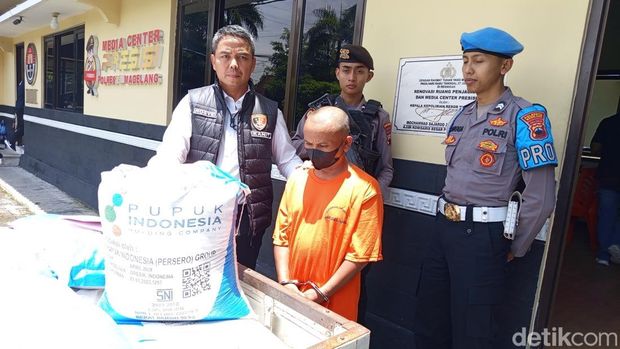 Penjual pupuk subsidi yang ditangkap Reskrim Polres Magelang, Senin (17/3/2025).
