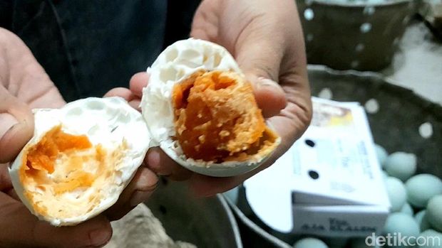 Perajin oleh-oleh telur asin khas Brebes bersiap sambut Lebaran, Senin (17/3/2025).