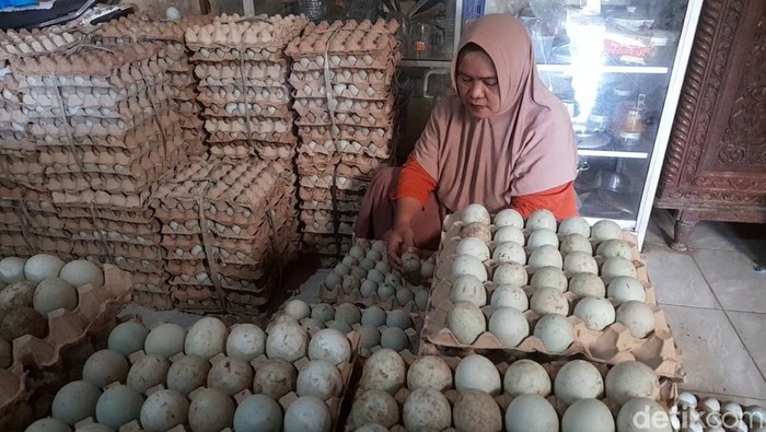 Perajin oleh-oleh telur asin khas Brebes bersiap sambut Lebaran, Senin (17/3/2025).