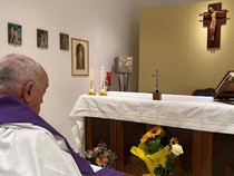 Perdana, Vatikan Rilis Foto Paus Fransiskus di Rumah Sakit