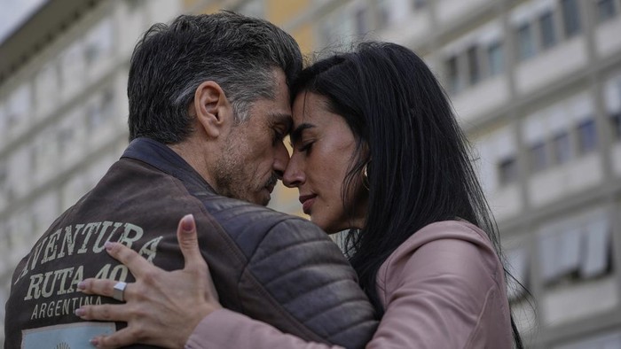 Sejumlah pasangan menari tango di luar poliklinik Agostino Gemeli, Roma. Mereka tampil untuk memberikan energi kepada Paus Fransiskus.
