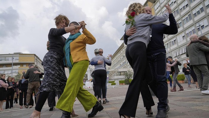 Persembahan Tarian Tango untuk Paus Fransiskus Sejumlah pasangan menari tango di luar poliklinik Agostino Gemeli, Roma. Mereka tampil untuk memberikan energi kepada Paus Fransiskus.
