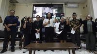 Guru Besar Fakultas Hukum Universitas Indonesia Sulistyowati Irianto, cendekiawan sekaligus pemikir kebinekaan Sukidi bersama perwakilan Koalisi Masyarakat Sipil membacakan petisi di kantor YLBHI, Jakarta Pusat.