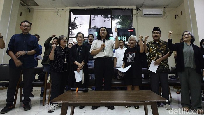 Guru Besar Fakultas Hukum Universitas Indonesia, Sulistyowati Irianto (kanan), cendekiawan sekaligus pemikir kebinekaan, Sukidi (kedua kanan) bersama perwakilan Koalisi Masyarakat Sipil membacakan Petisi Tolak Kembalinya Dwifungsi TNI Melalui Revisi UU TNI di Kantor Yayasan Lembaga Bantuan Hukum Indonesia (YLBHI) Jalan Diponegoro, Jakarta Pusat, Senin (17/3/2025). Koalisi Masyarakat Sipil yang terdiri dari 186 organisasi membuat petisi penolakan dwifungsi TNI melalui Revisi UU TNI yang sedang dibahas pemerintah dan DPR karena agenda revisi UU TNI tidak memiliki urgensi transformasi ke arah yang profesional. Revisi dinilai mengganggu profesionalisme militer sebagai satuan dan alat pertahanan negara.