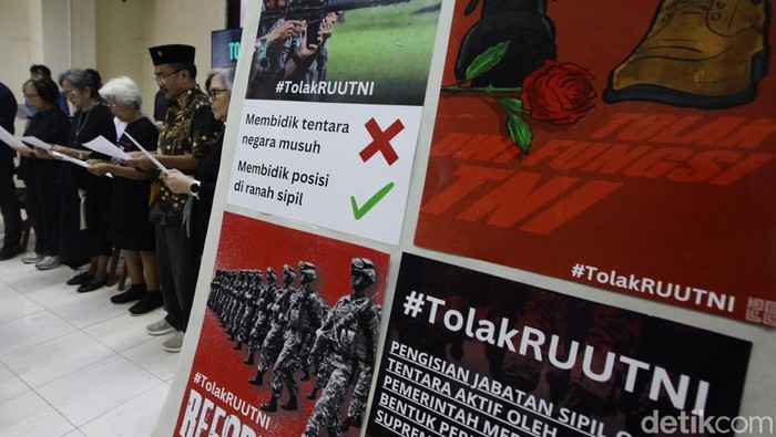 Guru Besar Fakultas Hukum Universitas Indonesia, Sulistyowati Irianto (kanan), cendekiawan sekaligus pemikir kebinekaan, Sukidi (kedua kanan) bersama perwakilan Koalisi Masyarakat Sipil membacakan Petisi Tolak Kembalinya Dwifungsi TNI Melalui Revisi UU TNI di Kantor Yayasan Lembaga Bantuan Hukum Indonesia (YLBHI) Jalan Diponegoro, Jakarta Pusat, Senin (17/3/2025). Koalisi Masyarakat Sipil yang terdiri dari 186 organisasi membuat petisi penolakan dwifungsi TNI melalui Revisi UU TNI yang sedang dibahas pemerintah dan DPR karena agenda revisi UU TNI tidak memiliki urgensi transformasi ke arah yang profesional. Revisi dinilai mengganggu profesionalisme militer sebagai satuan dan alat pertahanan negara.