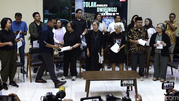 Guru Besar Fakultas Hukum Universitas Indonesia, Sulistyowati Irianto (kanan), cerdas pandai sekaligus ahli filsafat kebinekaan, Sukidi (kedua kanan) berbareng perwakilan Koalisi Masyarakat Sipil membacakan Petisi Tolak Kembalinya Dwifungsi TNI Melalui Revisi UU TNI di Kantor Yayasan Lembaga Bantuan Hukum Indonesia (YLBHI) Jalan Diponegoro, Jakarta Pusat, Senin (17/3/2025). Koalisi Masyarakat Sipil nan terdiri dari 186 organisasi membikin petisi penolakan dwifungsi TNI melalui Revisi UU TNI nan sedang dibahas pemerintah dan DPR lantaran agenda revisi UU TNI tidak mempunyai urgensi transformasi ke arah nan profesional. Revisi dinilai mengganggu profesionalisme militer sebagai satuan dan perangkat pertahanan negara.