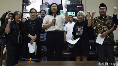 Momen Koalisi Masyarakat Sipil Keluarkan Petisi Tolak RUU TNI