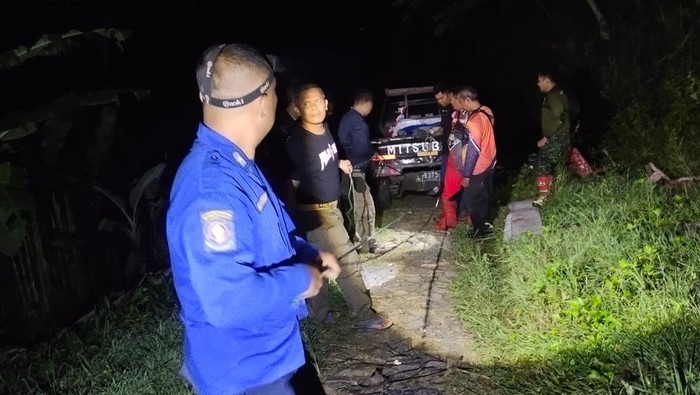 Petugas Damkar Dimintai Tolong Bantu Pikap Kesasar di Lereng Gunung