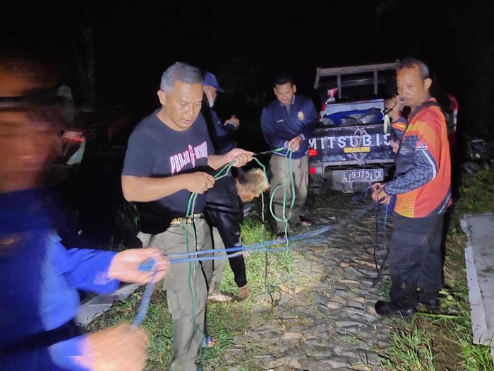 Petugas Damkar Dimintai Tolong Bantu Pikap Kesasar di Lereng Gunung