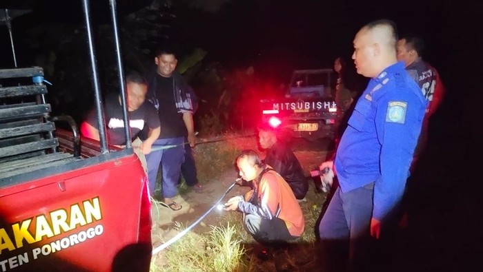 Petugas Damkar Dimintai Tolong Bantu Pikap Kesasar di Lereng Gunung