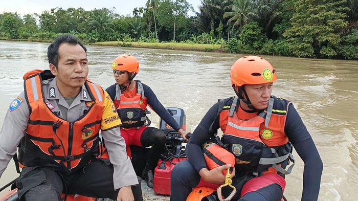 Petugas gabungan mencari keberadaan siswa SD yang tenggelam di Sungai Lematang, Muara Enim.