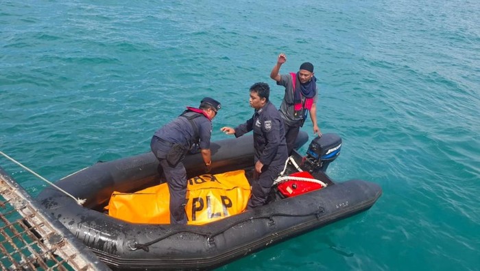 Petugas mengevakuasi mayat perempuan yang ditemukan mengambang di perairan Batu Ampar, Batam. (Dok. Istimewa)