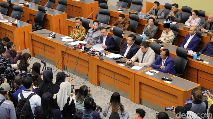 Wakil Ketua DPR RI Sufmi Dasco Ahmad menegaskan DPR dan pemerintah hanya membahas 3 pasal pada RUU TNI. Hal itu disampaikan dalam jumpa pers di gedung DPR RI, Jakarta, Senin (17/3/2025).