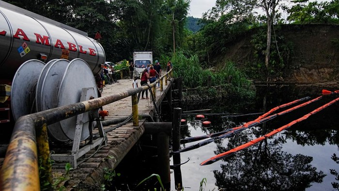 Pipa Minyak Bocor Bikin Sungai di Ekuador Menghitam, Begini Kondisinya Affected residents, who were hired by Petroecuador, navigate in boats as they work to extract oil from the Viche River, following an oil spill caused by a damaged pipeline of the Ecuadorian Oil Pipeline System (SOTE), in Esmeraldas, Ecuador, March 15, 2025. REUTERS/Cristina Vega TPX IMAGES OF THE DAY